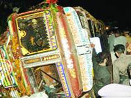 ലോറി മറിഞ്ഞ് 11 അയ്യപ്പഭക്തന്മാര്‍ മരിച്ചു