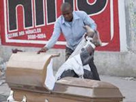 ഹെയ്ത്തിയില്‍ ശവപ്പെട്ടികള്‍ കവരുന്നു