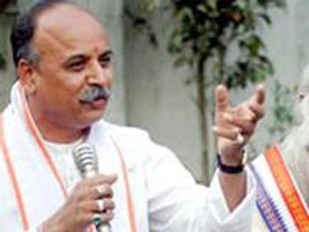 ഷാരൂഖ് ഭീകരരുടെ ഏജന്റ്: തൊഗാഡിയ