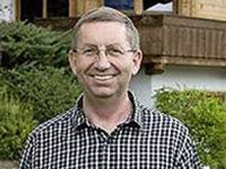 കോടീശ്വരന്‍ കൊട്ടാരം വിട്ട് കുടിലിലേയ്ക്ക്