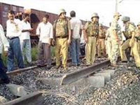 ഒറീസയില്‍ മാവോയിസ്റ്റുകള്‍ റെയില്‍പാത തകര്‍ത്തു