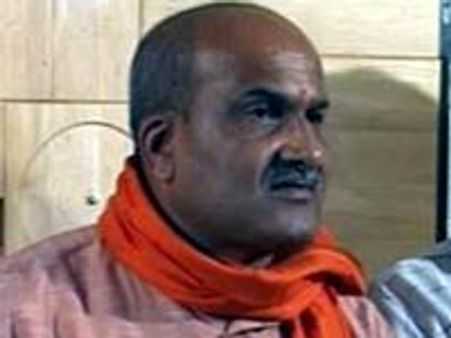 പ്രമോദ് മുത്തലിക്കിന് കരിഓയില്‍ അഭിഷേകം