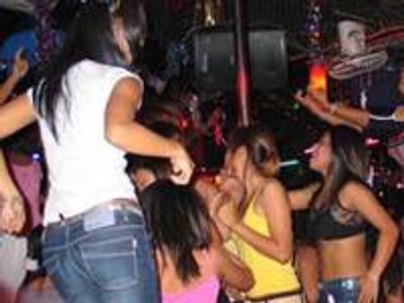 ബാര്‍ ഗേള്‍സിനെ തുണിയുടുപ്പക്കാന്‍ സര്‍ക്കാര്‍