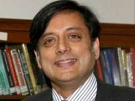 സൗദി പരാമര്‍ശം: തരൂരിനെതിരെ പാര്‍ട്ടിയില്‍ പട