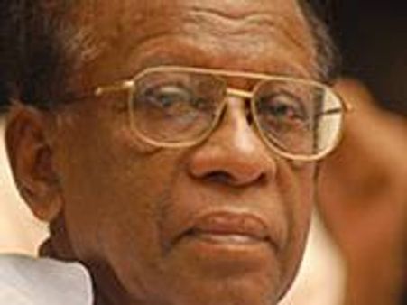 ലാലിനെ അംബാസഡറാക്കിയതിനെതിരെ അഴീക്കോട്