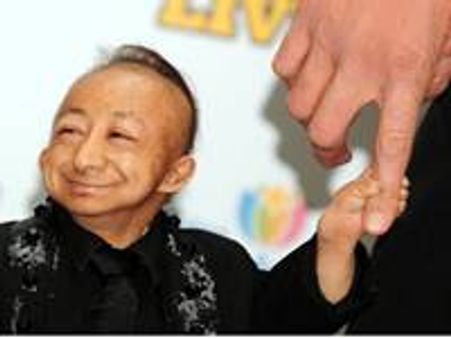 ഏറ്റവും പൊക്കം കുറഞ്ഞ മനുഷ്യന്‍ അന്തരിച്ചു