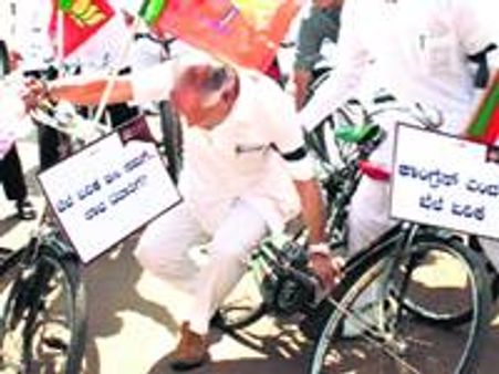 യദ്യൂരപ്പയ്ക്ക് ബ്രേക്കില്ലാത്ത സൈക്കിള്‍