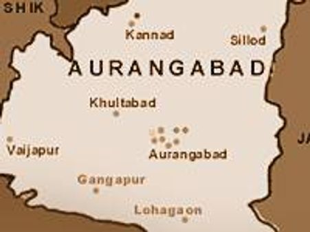 മന്ത്രി പാര്‍ട്ടി പ്രവര്‍ത്തകനെ ചവിട്ടി