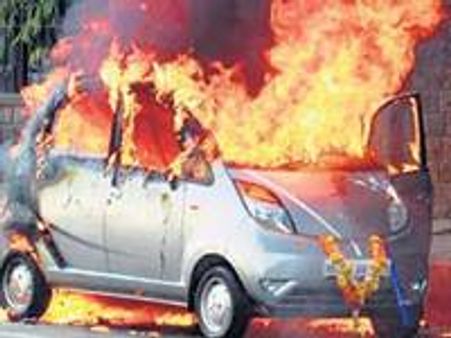 ഓടിക്കൊണ്ടിരുന്ന നാനോയ്ക്ക് തീ പിടിച്ചു