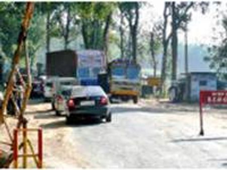 യാത്രാ നിരോധനം: വഴിതടയല്‍ സമരം തുടങ്ങി