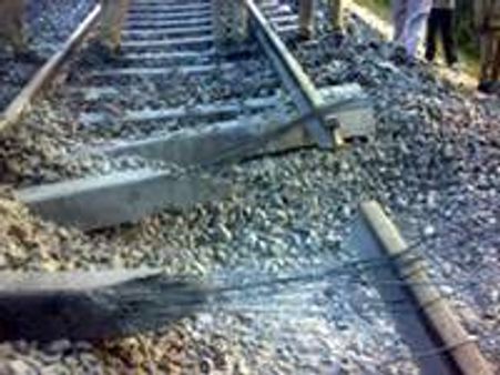 സ്‌ഫോടനം: രാജധാനി എക്‌സ്പ്രസ് പാളം തെറ്റി