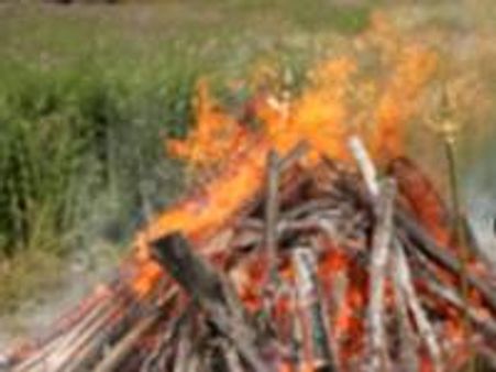 പഞ്ചായത്തോഫീസിന് മുന്നില്‍ മൃതദേഹം സംസ്‌ക്കരിച്ചു