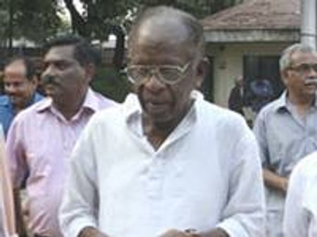 മദ്യപനെ ഖാദി അംബാസഡറാക്കി: അഴീക്കോട്