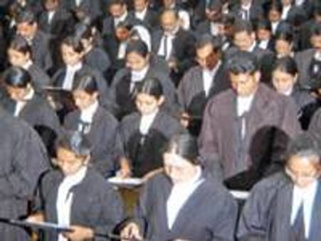 ചൂടത്ത് കറുത്ത കോട്ടും ഗൗണും വയ്യെന്ന് അഭിഭാഷകന്‍