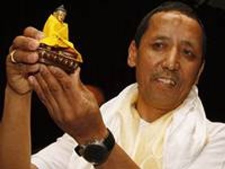 ഹില്ലരിയുടെ ചിതാഭസ്മം എവറസ്റ്റിലേക്ക്