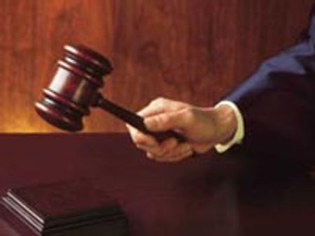 പരസ്യമായി ചുംബനം: ദമ്പതികള്‍ക്ക് തടവ്