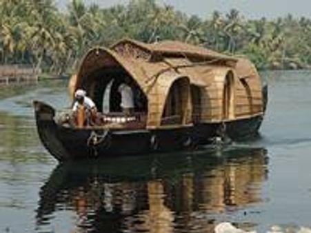 വിദേശ വനിതകളെ പൊലീസ് തുണിയുടുപ്പിച്ചു