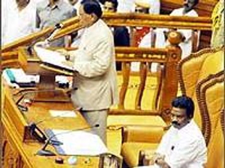 നയപ്രഖ്യാപനം : ഗവര്‍ണര്‍ വിശദീകരണം തേടി