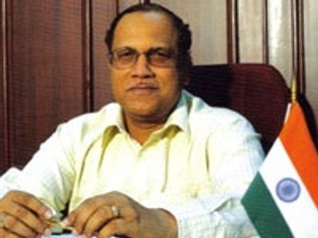 ദിഗംബര്‍ കാമത്തിന് വിശുദ്ധ ഹസ്തത്തിന്റെ സഹായം