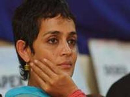 അരുന്ധതിയെ വധിയ്ക്കുമെന്ന് ഫ്ലക്സ് ബോര്‍ഡ്