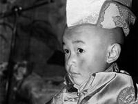 ആറാമത്തെ ജീവിക്കുന്ന ബുദ്ധന് പട്ടാഭിഷേകം