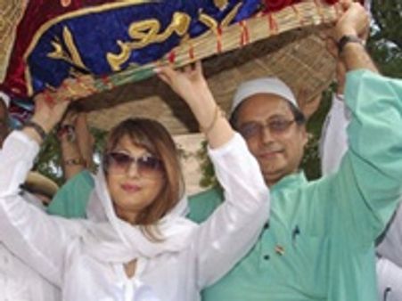 അനുഗ്രഹം തേടി സുനന്ദയും തരൂരും ദര്‍ഗയില്‍