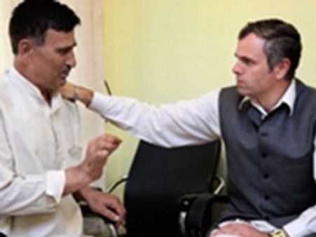 ഷൂസെറിഞ്ഞയാളെ ഒമര്‍ ആശ്ലേഷിച്ചയച്ചു