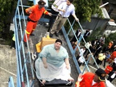 ഭാരം 300കിലോ 40കാരിയെ ഉയര്‍ത്താന്‍ ക്രെയിന്‍