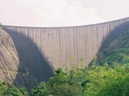 ഇടുക്കി അണക്കെട്ടിന്റെ ചെരിവ് കൂടുന്നു