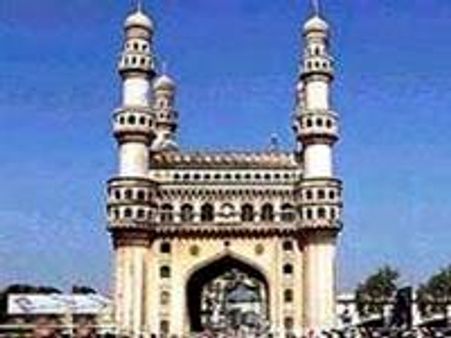 കനത്ത മഴ: ചാര്‍മിനാറിന് കേടുപറ്റി