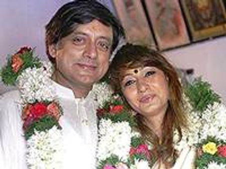 ഗുരുവായൂര്‍ ദര്‍ശനം: തരൂര്‍ ആചാരം ലംഘിച്ചെന്ന്