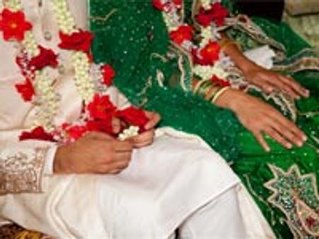 24 മണിക്കൂറിനുള്ളില്‍ 2 ഭാര്യമാര്‍, അസര്‍ ഹാപ്പി!