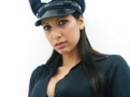 അധ്യാപിക അതിസുന്ദരി; അമ്മമാര്‍ക്ക് ഉറക്കമില്ല