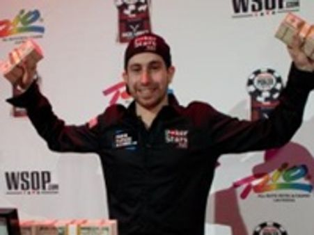 ചീട്ടുകളിച്ച് 24കാരന്‍ കോടീശ്വരനായി