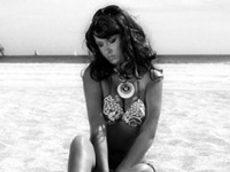 തിരഞ്ഞെടുപ്പില്‍ ജയിക്കാന്‍ ബിക്കിനി പോസ്റ്റര്‍!