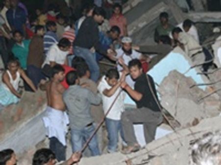 തകര്‍ന്ന കെട്ടിടത്തിനിടയില്‍ തിരച്ചില്‍ തുടരുന്നു