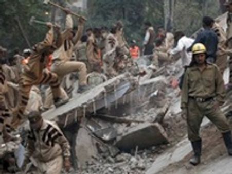 ദില്ലി ദുരന്തം: 20പേരെ പുറത്തെടുക്കാനായില്ല