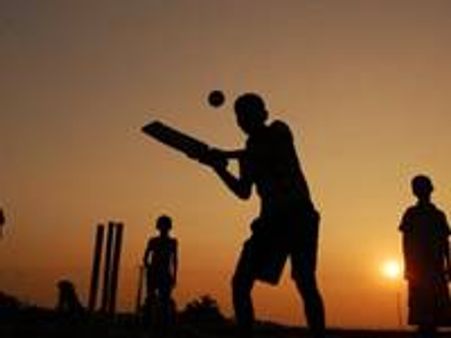 ക്രിക്കറ്റ് പ്രേമികള്‍ക്ക് ലാത്തിചാര്‍ജ്