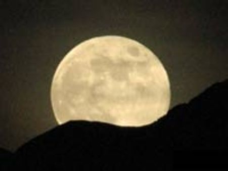 സൂപ്പര്‍ അമ്പിളിയമ്മാവന്‍ ഭൂമിക്കരികെ