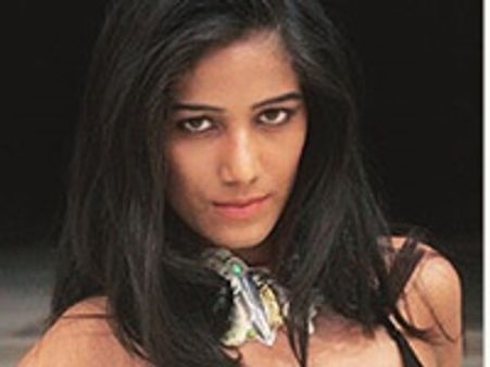 മൃഗങ്ങള്‍ക്കുവേണ്ടി പൂനം നഗ്നയാകണമെന്ന് പെറ്റ