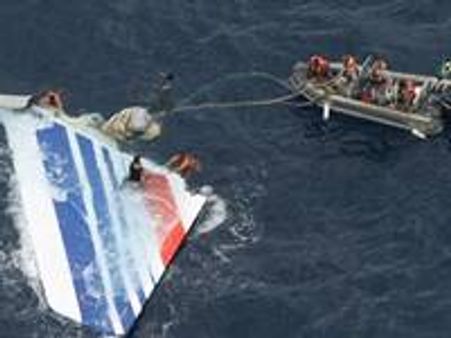 വിമാനവശിഷ്ടങ്ങളില്‍ നൂറോളം മൃതദേഹങ്ങള്‍