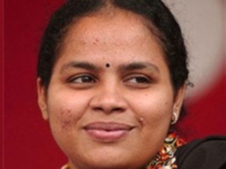 സിന്ധുവിനെതിരെ മുട്ടയേറും കല്ലേറും