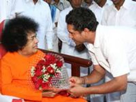 സമാധിയില്‍ സച്ചിന്‍ വക സ്വര്‍ണപ്രതിമ