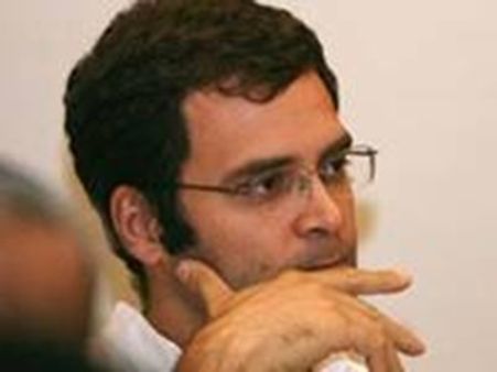 രാഹുല്‍ ഗാന്ധിയുടെ സമീപത്ത് തോക്കുധാരി