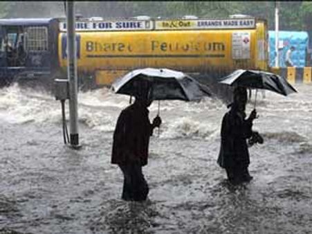 മഴപ്പന്തയം കൊഴുക്കുന്നു; ഒഴുകുന്നത് 25000 കോടി