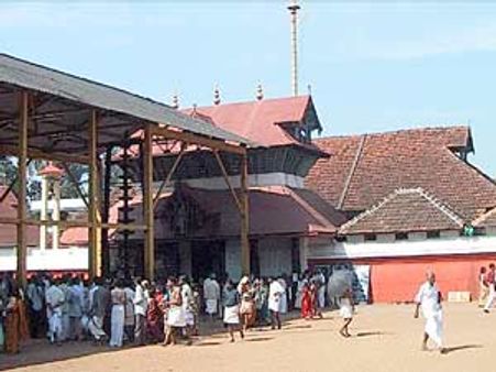 സന്പത്തില്‍ ഗുരുവായൂരപ്പനും മുന്നില്‍