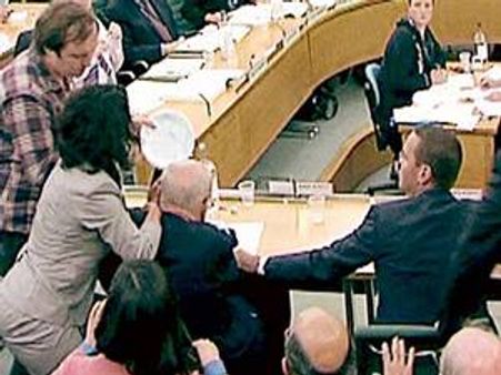 തെളിവെടുപ്പിനിടെ മര്‍ഡോക്കിനുനേരെ കയ്യേറ്റശ്രമം