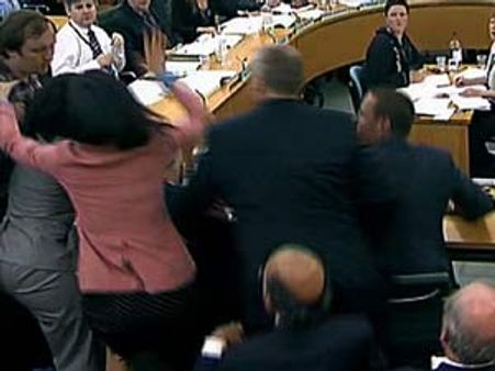 മര്‍ഡോക്ക് ഭാര്യയുടെ തല്ല് സൂപ്പര്‍