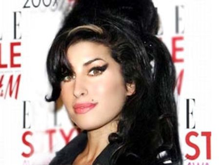 പോപ് ഗായിക ആമി വൈന്‍ഹൗസ് മരിച്ചനിലയില്‍