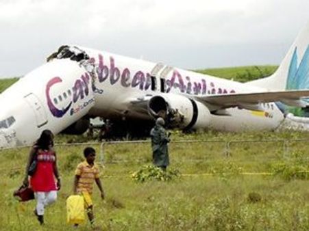 വിമാനം രണ്ടായി പിളര്‍ന്നു; ജീവഹാനിയില്ല